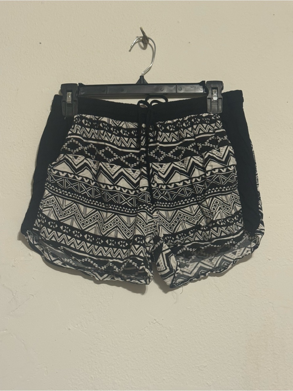 APII Women’s Black & White Aztec Print Drawstring Shorts Size L